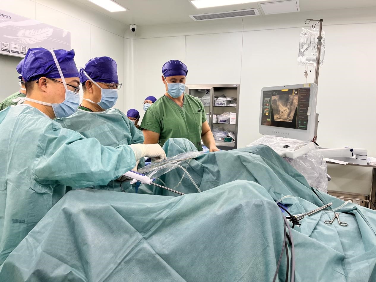 前列腺水刀機器人手術進行中。山東大學齊魯醫(yī)院泌尿外科供圖