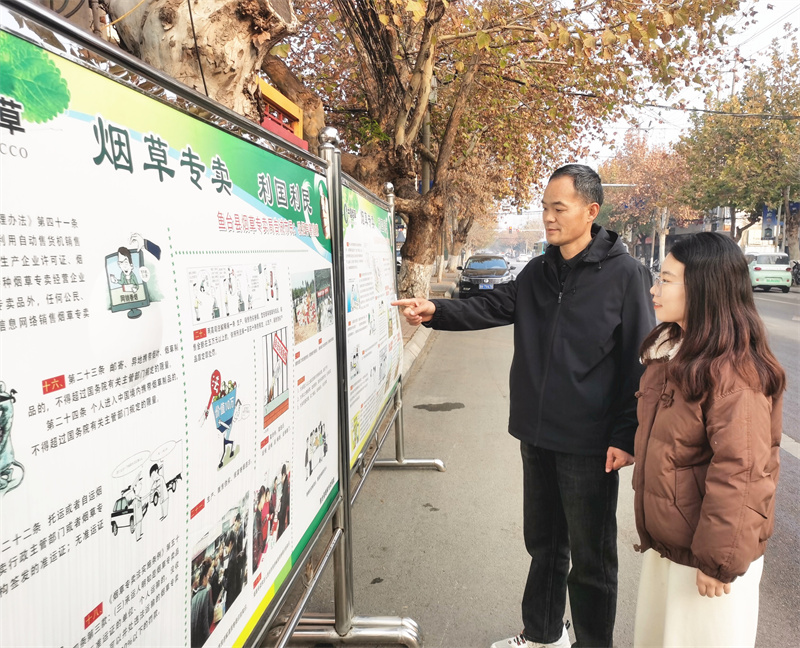 圖為干部職工開展“奮進者普法大講堂”活動