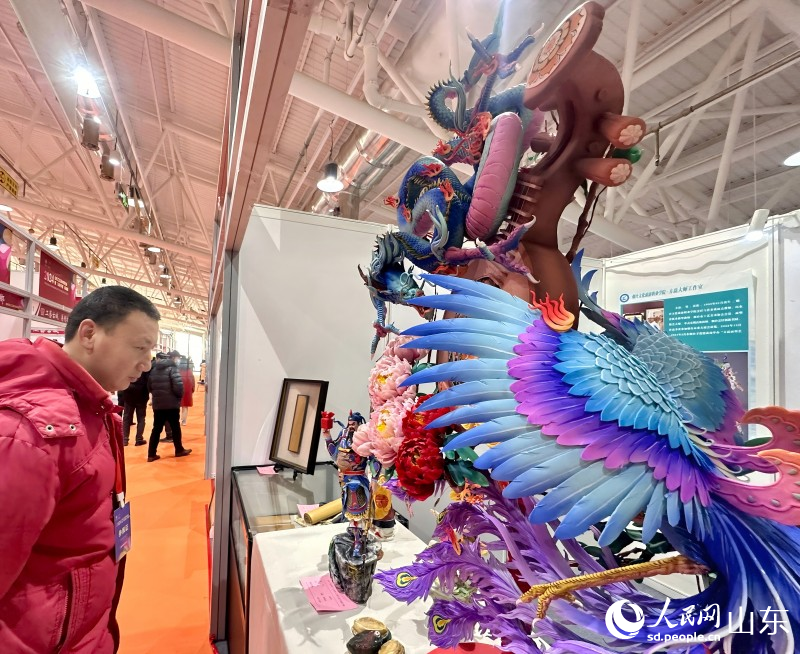 參觀者欣賞面塑作品。人民網(wǎng) 喬姝攝