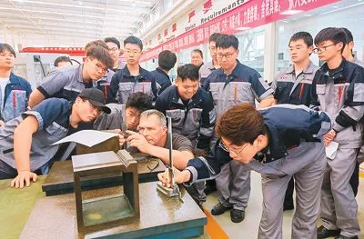 濟(jì)南職業(yè)學(xué)院今年先后邀請德國手工業(yè)行會專家10余人開展“雙元制”教學(xué)指導(dǎo)、德國職業(yè)技能中期與末期考試輔導(dǎo)和執(zhí)行。圖為專家為學(xué)生做指導(dǎo)。
