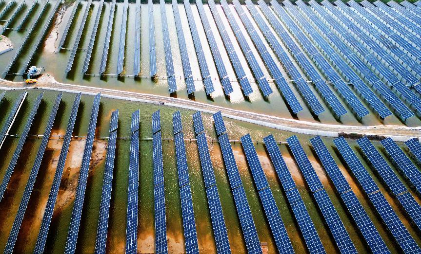 國網(wǎng)利津縣供電公司員工到鑫元“漁光互補”光伏電站走訪服務(wù)，保障項目正常發(fā)電。（韓璐堯 攝）