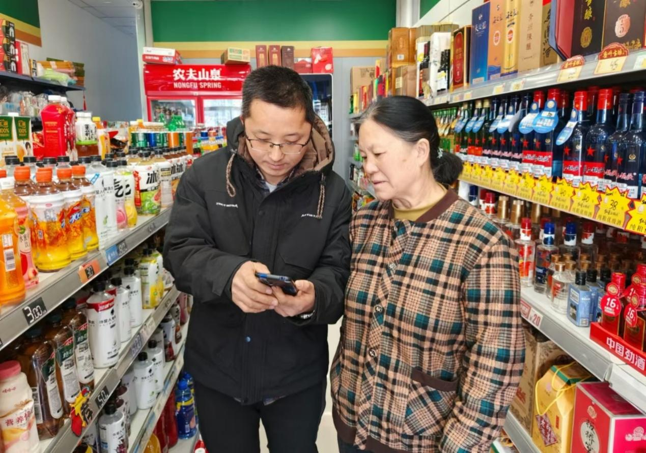 付冠荃在指導(dǎo)老年顧客使用手機下單