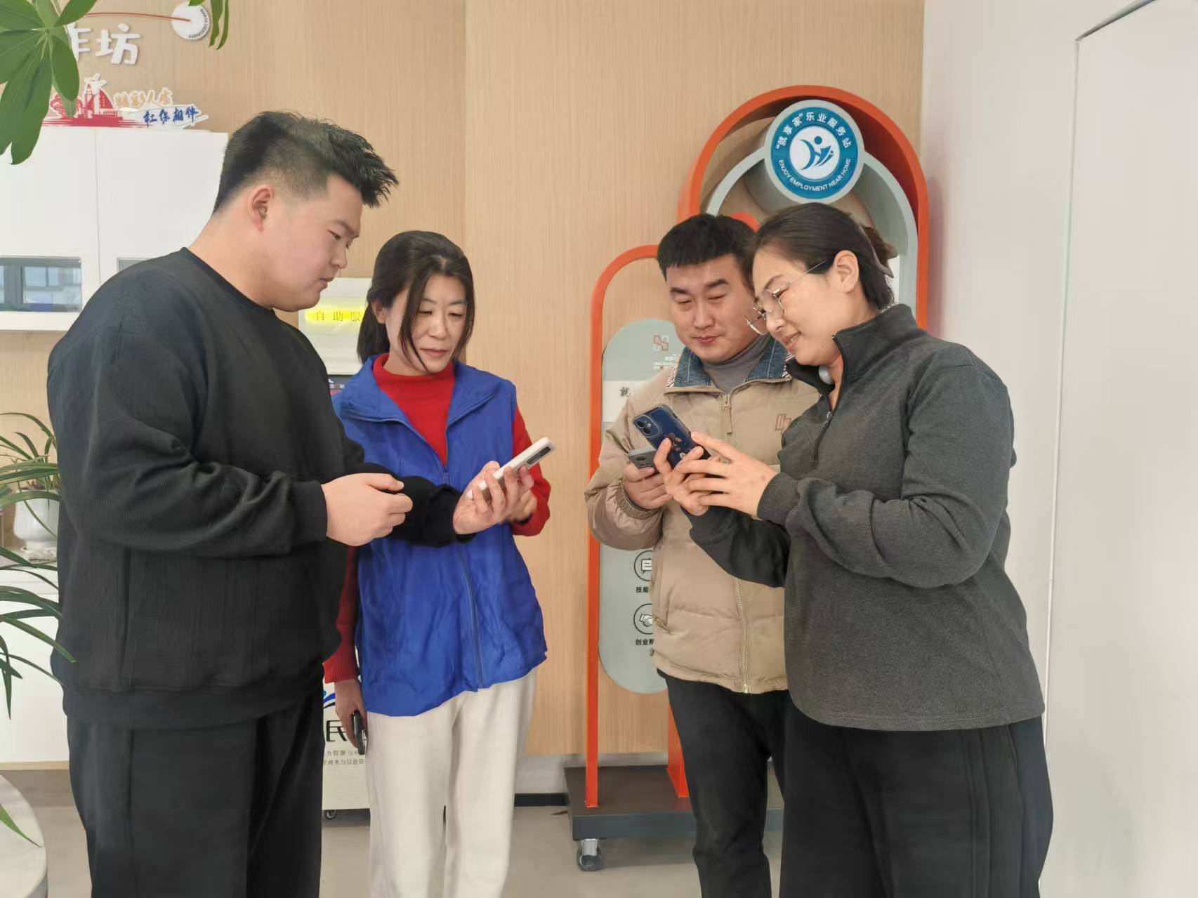 圖2：2024年12月26日，北安街道就業(yè)服務(wù)專員使用云平臺(tái)為求職者推介就業(yè)崗位