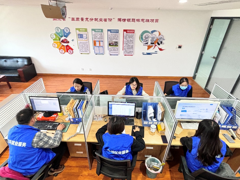 圖3：2024年12月25日，就業(yè)服務(wù)專員使用云平臺(tái)為企業(yè)和求職者做好就業(yè)跟蹤服務(wù)