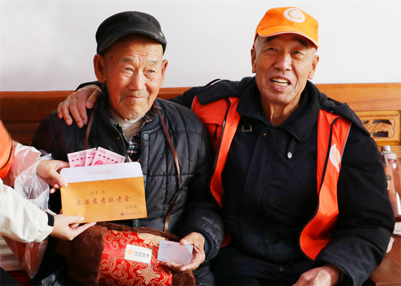 右一為李其福