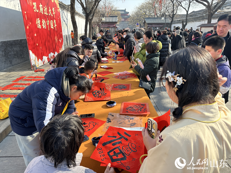 現(xiàn)場寫“福”字。人民網(wǎng) 喬姝攝