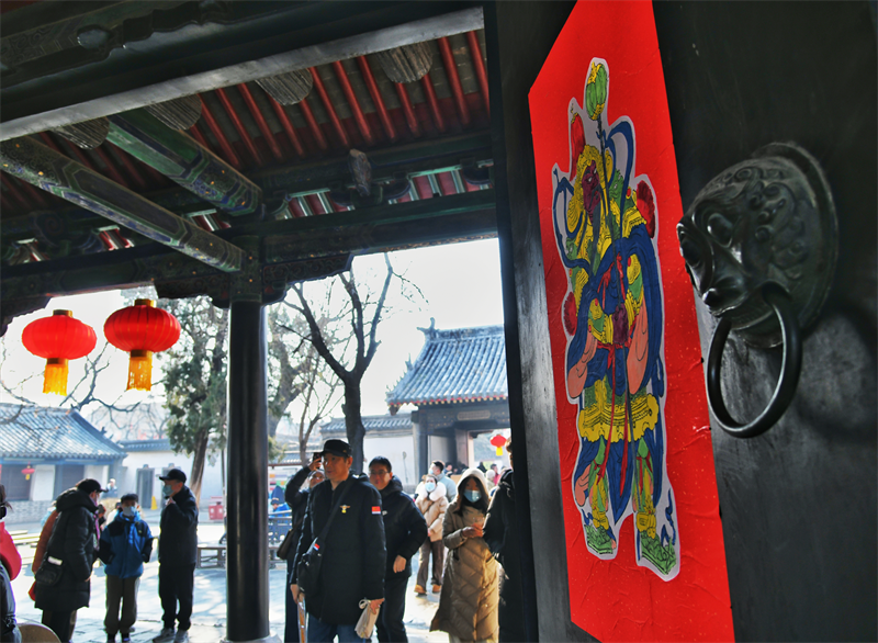 孔府大門上粘貼嶄新的門神。董紹進(jìn)攝