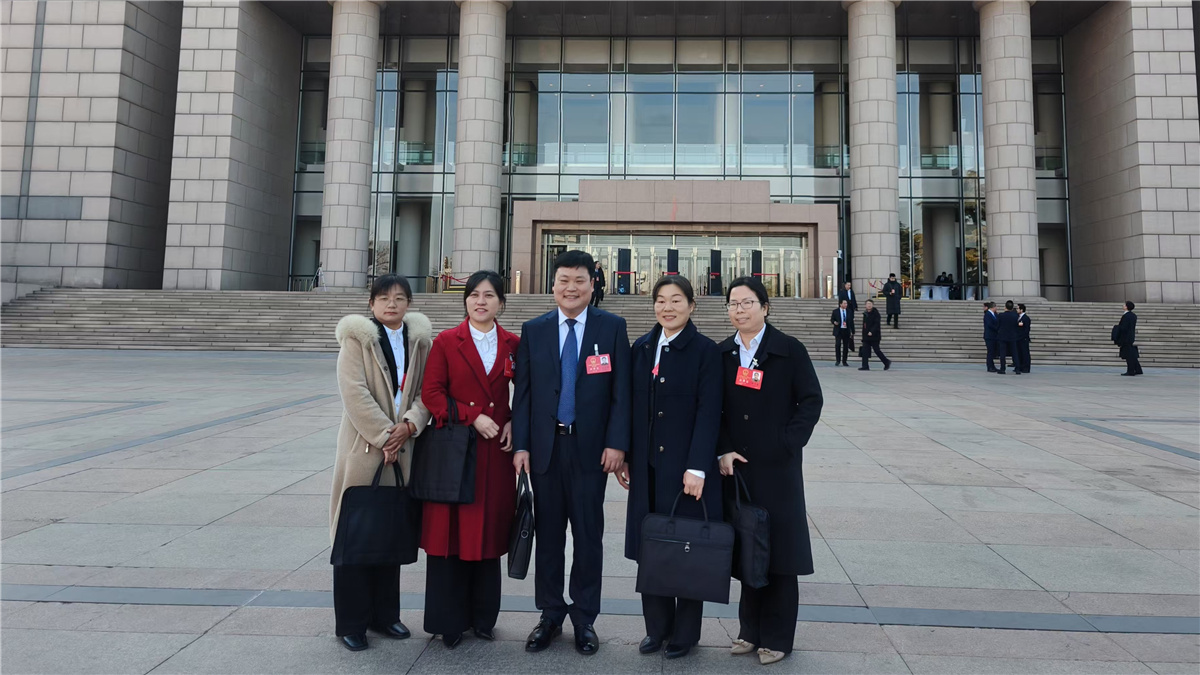 1月20日上午，山東省第十四屆人民代表大會第三次會議開幕。圖為代表委員在現(xiàn)場合影留念。人民網(wǎng)記者宋翠攝