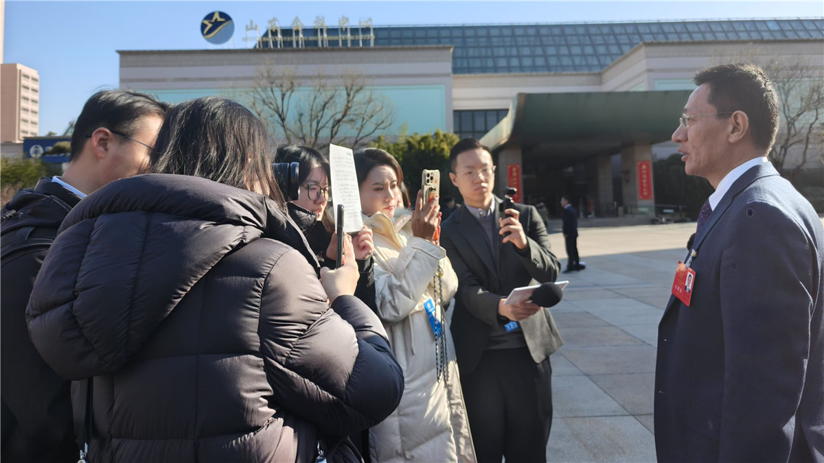 1月20日上午，山東省第十四屆人民代表大會第三次會議開幕。圖為代表委員接受記者采訪。人民網(wǎng)記者宋翠攝