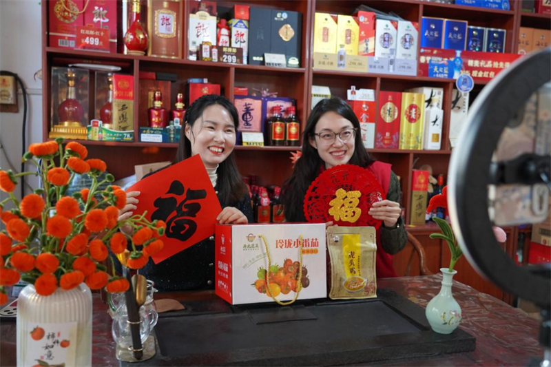 圖為張榮風(fēng)與壽光市局（營銷部）志愿者共同開展春節(jié)民俗特產(chǎn)線上直播