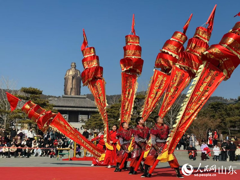 古老中幡表演。人民網(wǎng) 喬姝攝