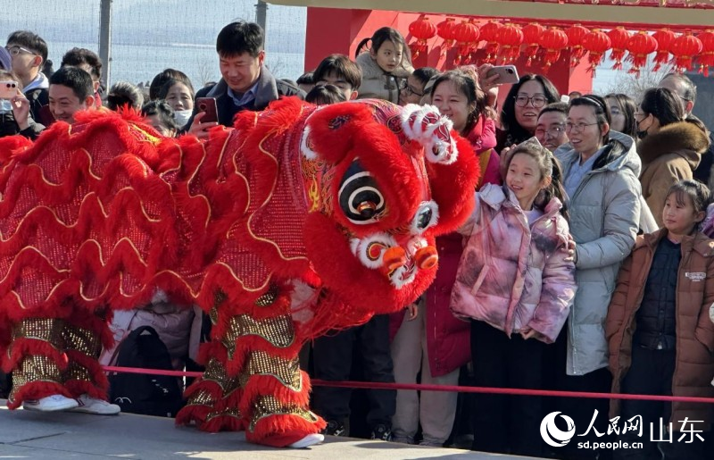 舞獅表演互動。人民網(wǎng) 喬姝攝