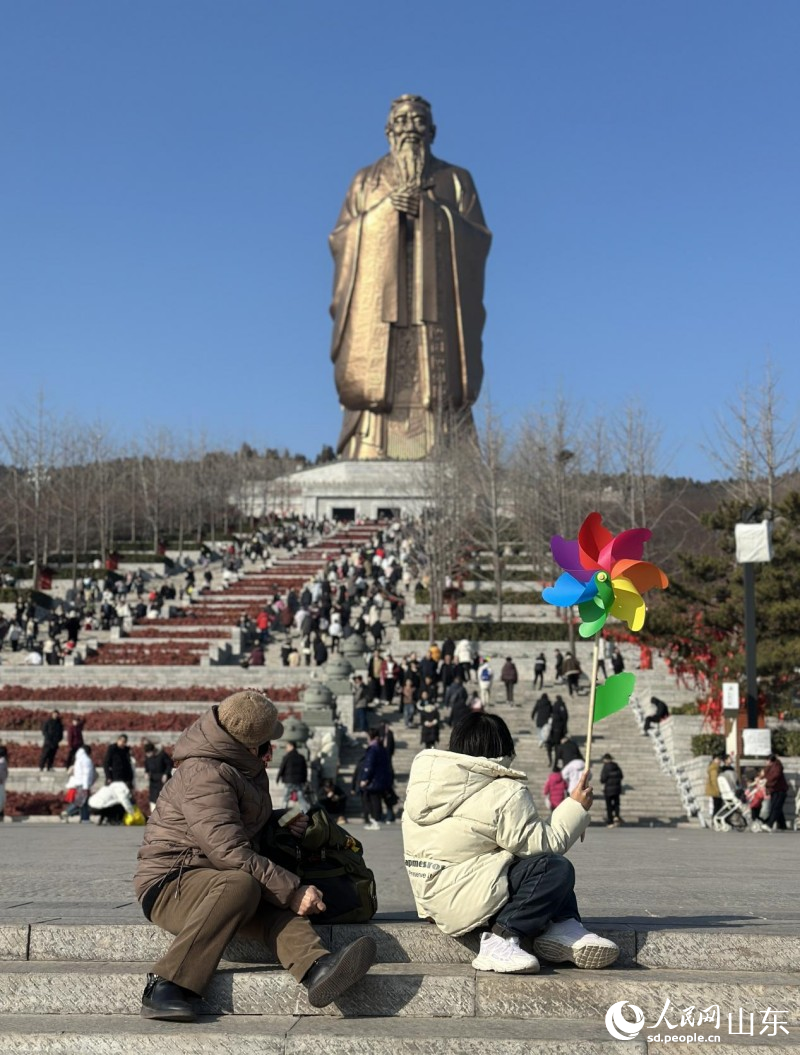 一老一小在尼山圣境度春節(jié)。人民網(wǎng) 喬姝攝