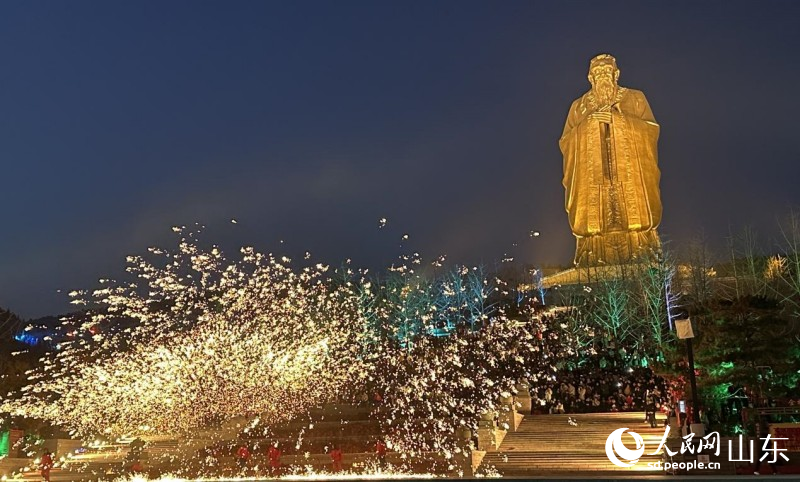 火龍鋼花如繁星璀璨。人民網(wǎng) 喬姝攝
