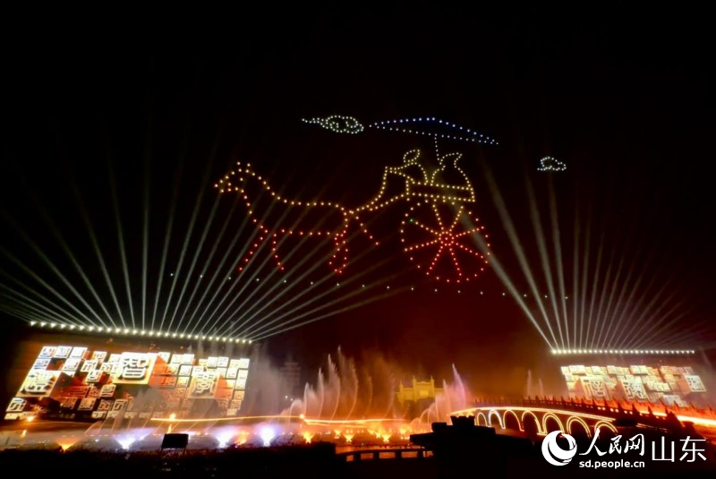 無人機(jī)在夜空中排列變換。人民網(wǎng) 喬姝攝
