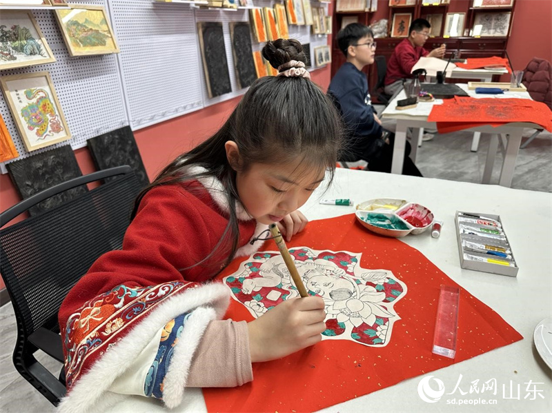 小學生在社教研學項目中給年畫填色。 人民網(wǎng) 喬姝攝