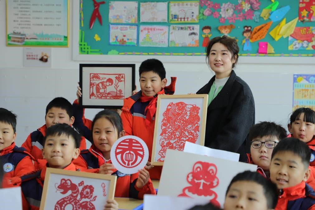 同學們分享展示自己精心制作的剪紙作品。陳平平攝