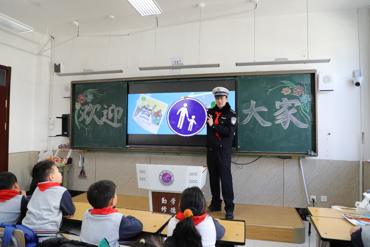 民警教孩子們認識常見的交通標識。燕兆平攝