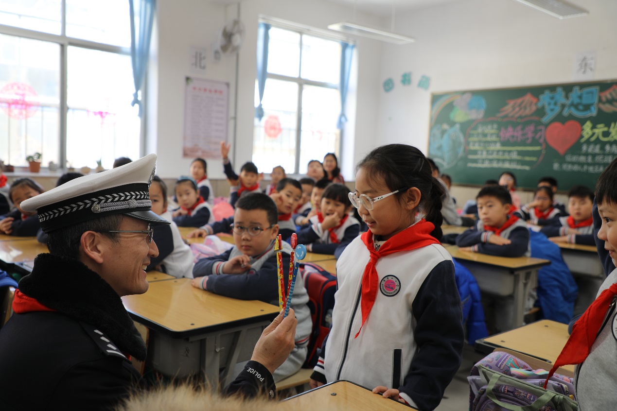 民警在課堂上與同學們互動。燕兆平攝