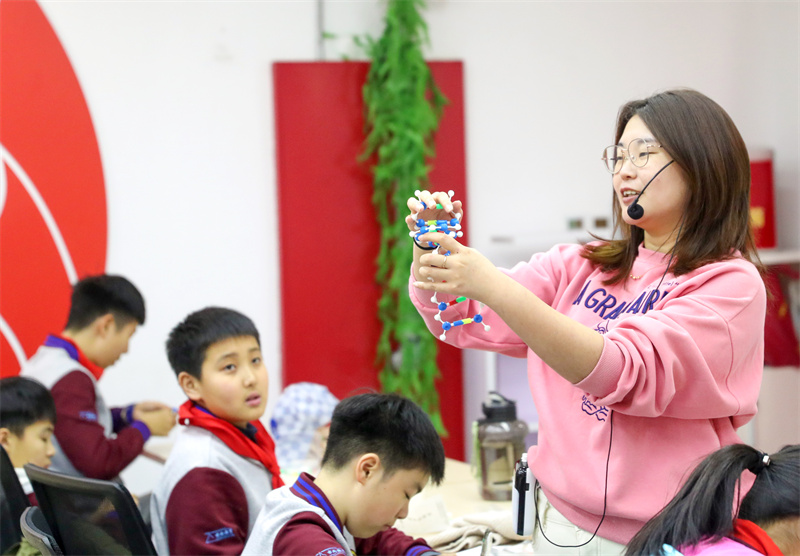 青島大學路小學六年級四班的同學在進行人體皮膚感應互動體驗。（張進剛攝）