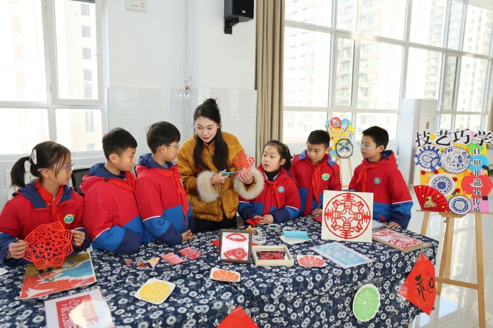 開學第一課，同學們在學習非遺剪紙藝術(shù)。宋年升 攝