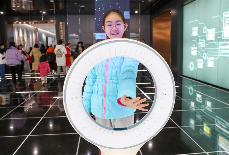 青島大學路小學六年級四班的同學在進行人體皮膚感應互動體驗。張進剛攝