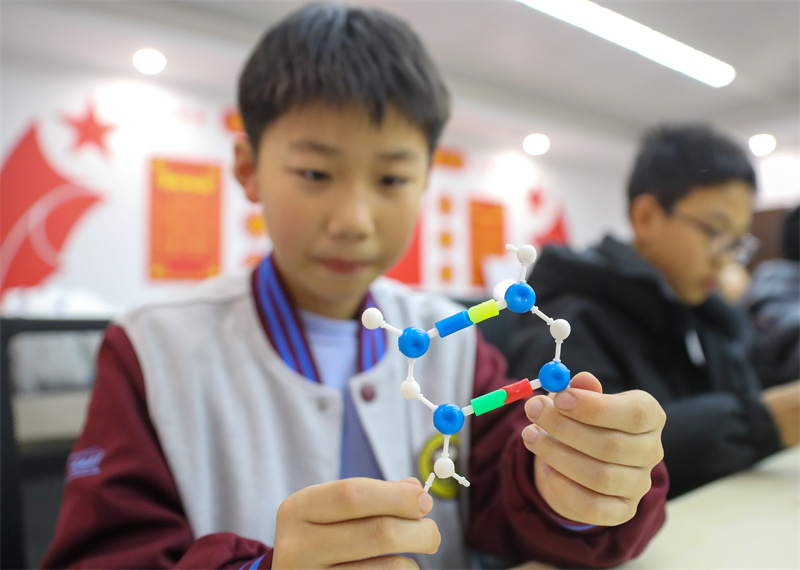 六年級四班的黃皓軒在拼接DNA模型。張進剛攝
