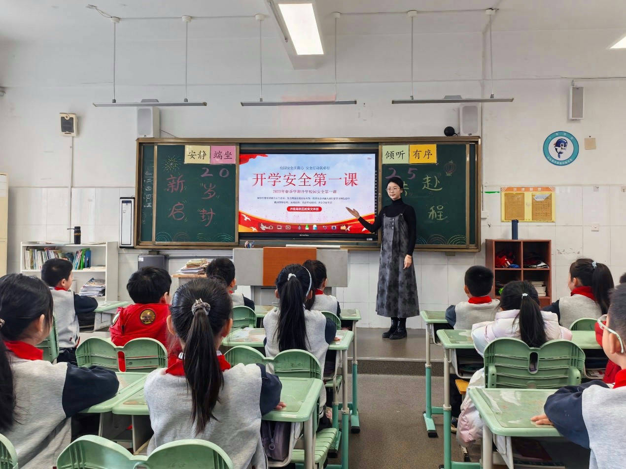 濟南高新區(qū)奧體中路學校開學安全教育第一課。王靜攝