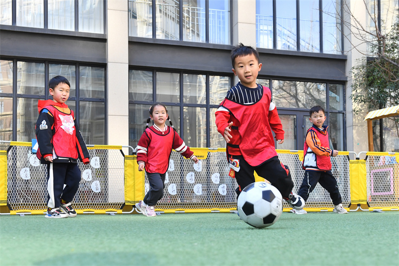 2025年2月17日，小朋友在山東青島高安路幼兒園開展的新學(xué)期“悅動(dòng)健康”主題課堂上進(jìn)行足球訓(xùn)練。王海濱攝