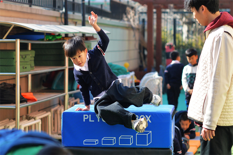 小朋友在山東青島高安路幼兒園開(kāi)展的新學(xué)期“悅動(dòng)健康”主題課堂上進(jìn)行跳躍障礙運(yùn)動(dòng)。王海濱攝