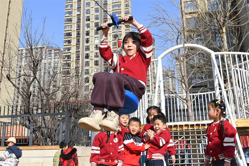 小朋友在山東青島高安路幼兒園開展的新學(xué)期“悅動(dòng)健康”主題課堂上進(jìn)行滑索鍛煉。王海濱攝