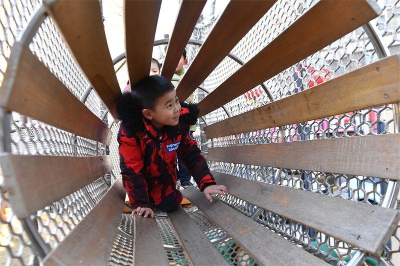 小朋友在山東青島高安路幼兒園開(kāi)展的新學(xué)期“悅動(dòng)健康”主題課堂上穿越“時(shí)空隧道”。王海濱攝