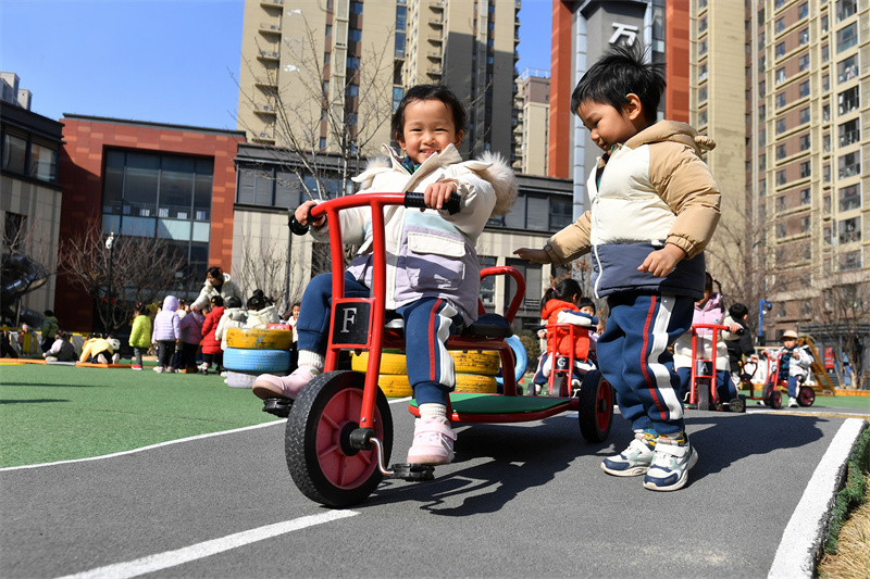 小朋友在山東青島高安路幼兒園開展的新學(xué)期“悅動(dòng)健康”主題課堂上進(jìn)行騎車鍛煉。王海濱攝