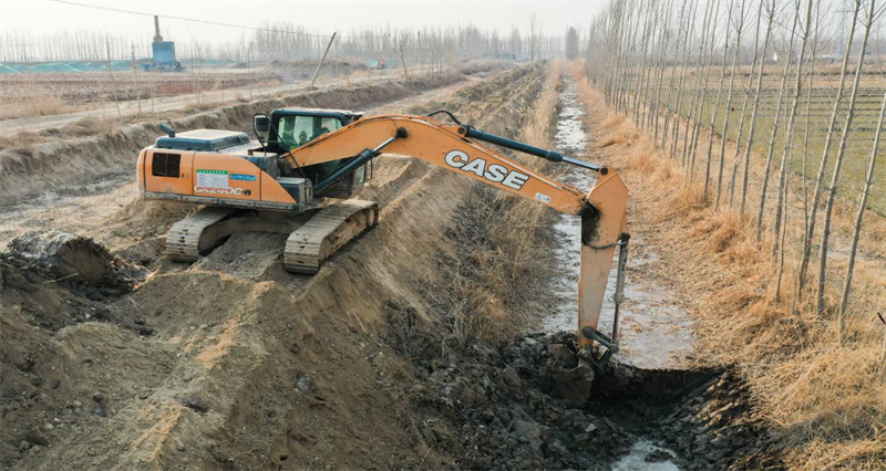 2月18日，鄒平市臺(tái)子鎮(zhèn)農(nóng)業(yè)服務(wù)中心出動(dòng)機(jī)械疏浚河道，方便全鎮(zhèn)72個(gè)村的農(nóng)民進(jìn)行春灌。目前，已疏浚河道17公里，3個(gè)標(biāo)段。