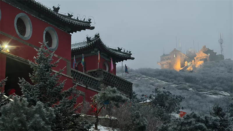 泰山現(xiàn)霧凇星辰奇景，凌晨再迎降雪