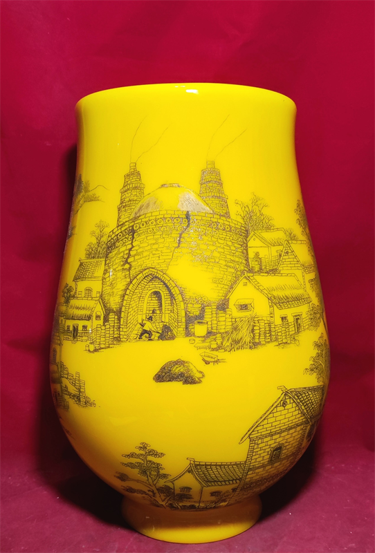 周成明創(chuàng)作的刻瓷作品