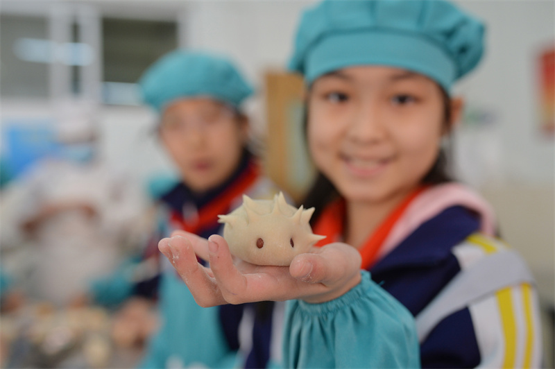 一名學(xué)生展示學(xué)做的刺猬花饃。王海濱攝