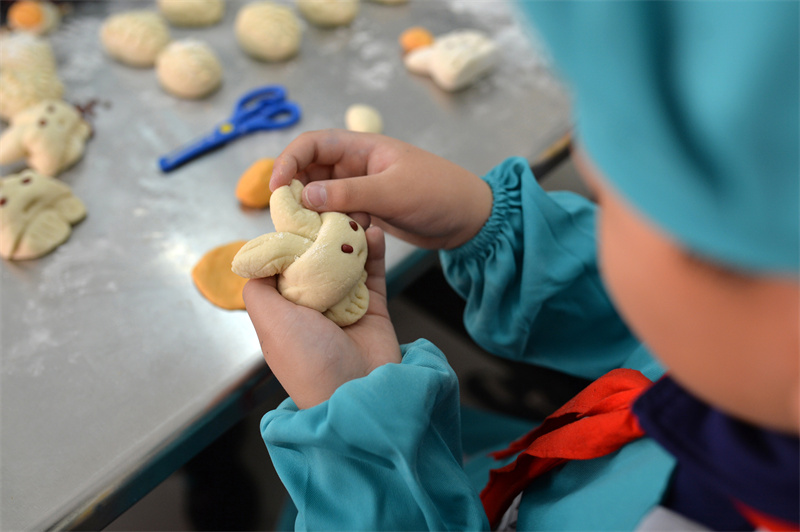 學(xué)生學(xué)做小白兔花饃。王海濱攝