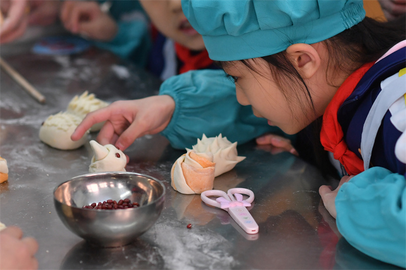 學(xué)生學(xué)做各式花饃。王海濱攝