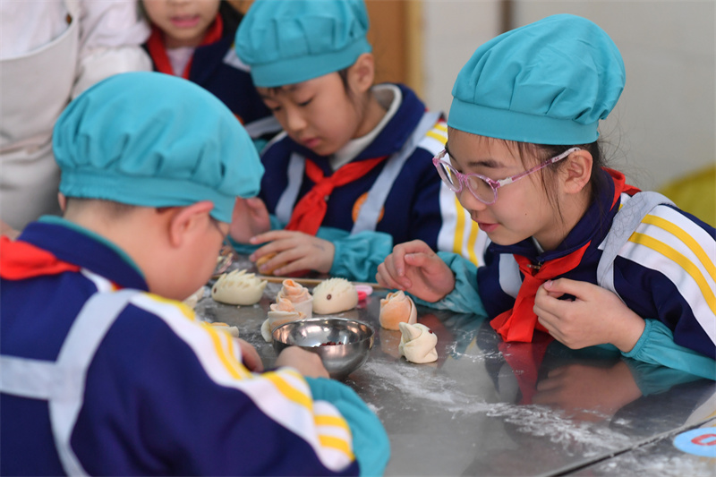 學(xué)生們?cè)趯W(xué)做玫瑰花饃。王海濱攝