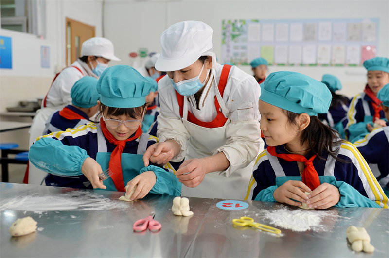 兩名學(xué)生學(xué)做小白兔花饃。王海濱攝