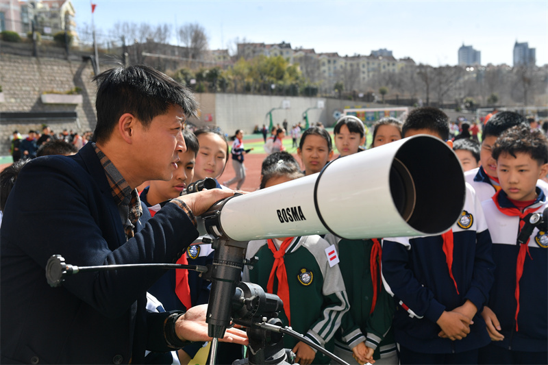 2025年3月13日，在山東青島寧安路小學(xué)開展的天文主題科普教育活動上，天文臺老師為學(xué)生科普天文望遠鏡知識。