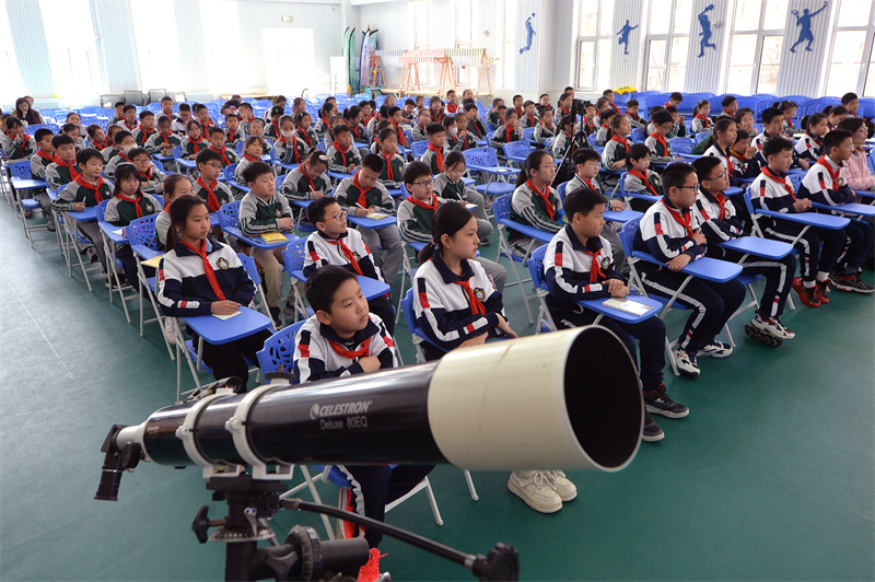 2025年3月13日，在山東青島寧安路小學(xué)開展的天文主題科普教育活動上，學(xué)生們在聽天文知識宣講。
