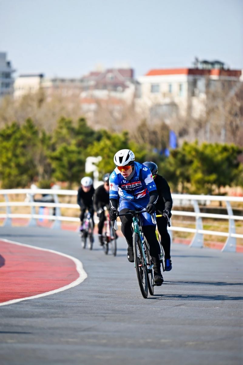 參賽選手從陽光海岸綠道上疾馳而過。劉晶攝