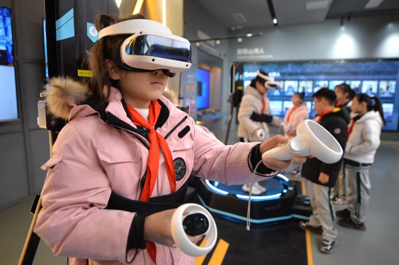 學(xué)生們?cè)隗w驗(yàn)VR橋吊模擬器。