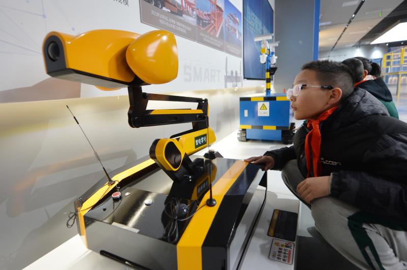 學(xué)生們?cè)趨⒂^智慧港巡檢機(jī)器人。