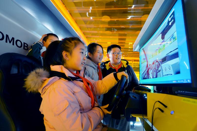 學(xué)生們?cè)隗w驗(yàn)堆場(chǎng)運(yùn)輸模擬器。