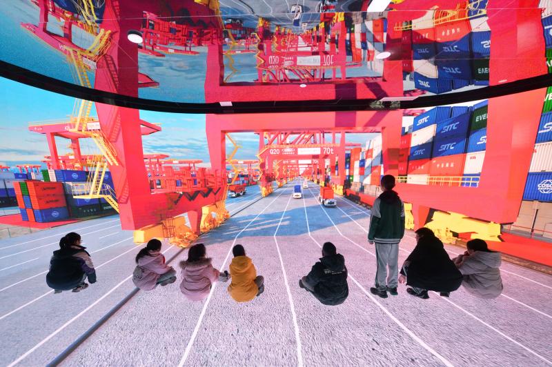 學(xué)生們?cè)隗w驗(yàn)智慧港4D環(huán)球影屏。