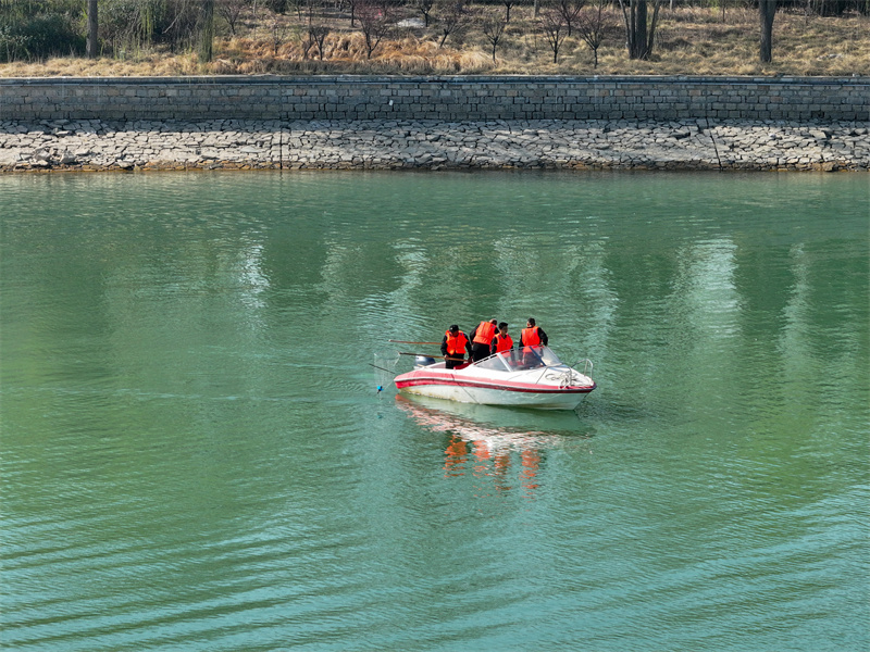 3月22日，在山東省聊城市茌平區(qū)金牛湖國(guó)家濕地公園，工作人員在打撈漂浮物。