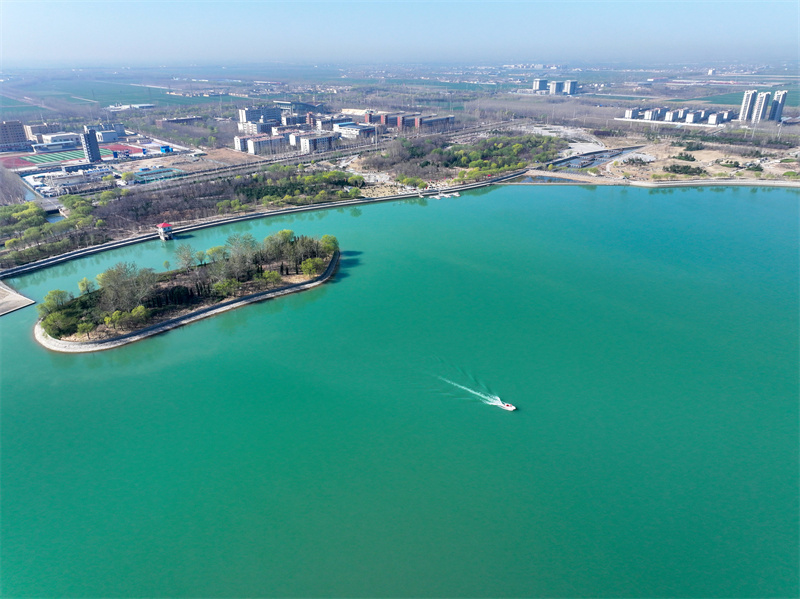 3月22日，在山東省聊城市茌平區(qū)金牛湖國(guó)家濕地公園，工作人員在打撈漂浮物。